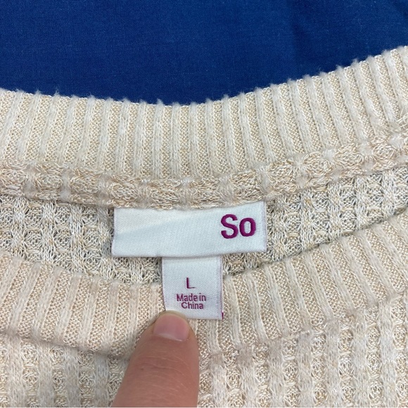 SO Sweater in Cream SZ L Side Snaps Long Sleeve Soft Light Knit EUC - Picture 5 of 8
